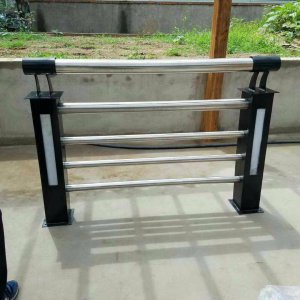 道路304不銹鋼復合管護欄 0.6m 黑色